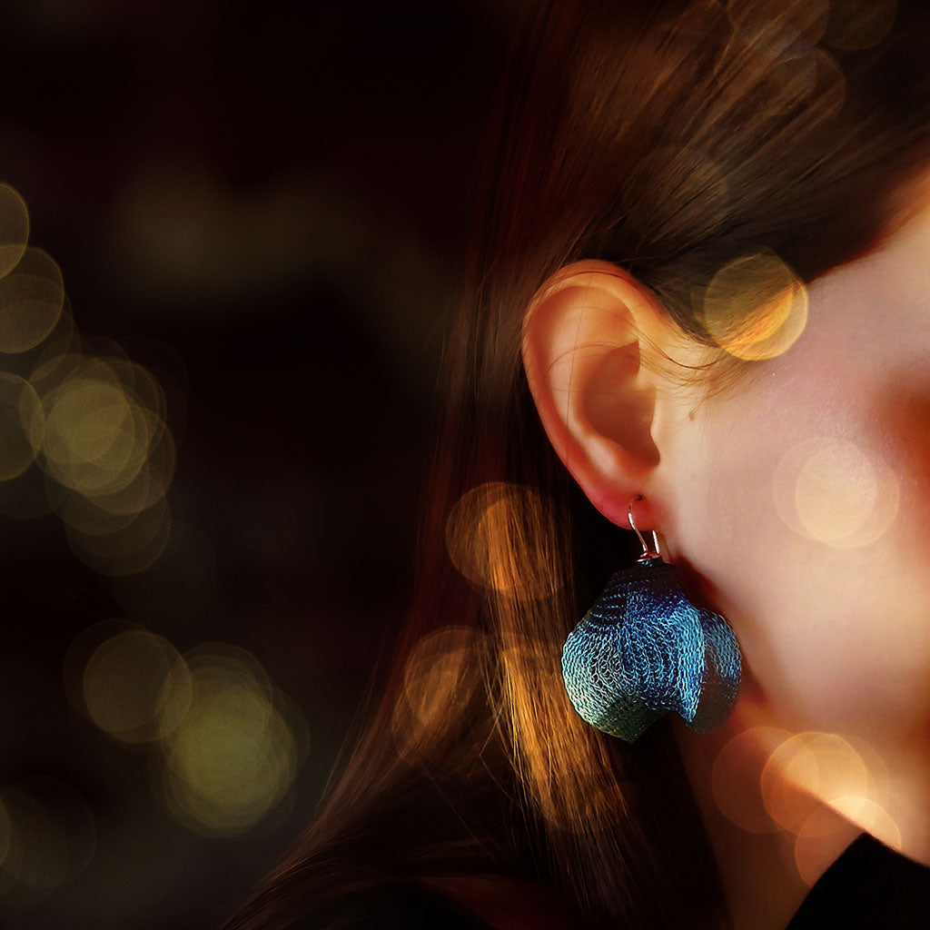 Pendientes espectaculares realizados a mano en malla de cobre y ganchos de plata de ley. Inspirados en formas orgánicas: velos, flores, virutas, ondulaciones marinas.... El cliente puede modificar la forma a su gusto. Disponibles en una gama de colores mu